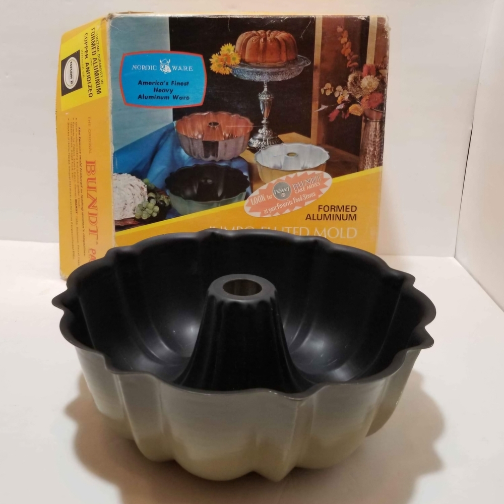 "Vintage" Nordic Ware Jumbo Fluted Bundt Pan In Original Box - Picture 6 of 10
